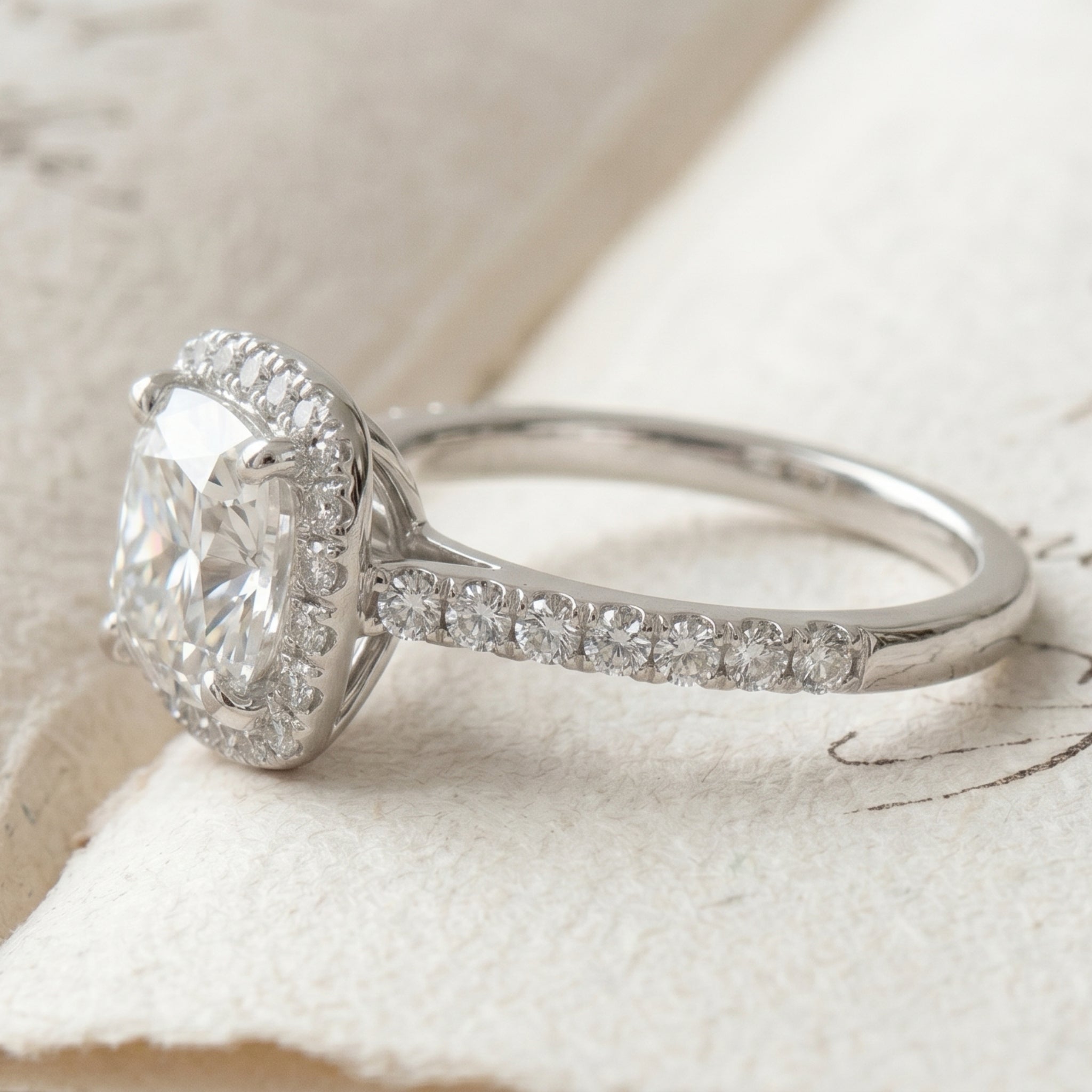 Anillo Halo Cushion Grifa