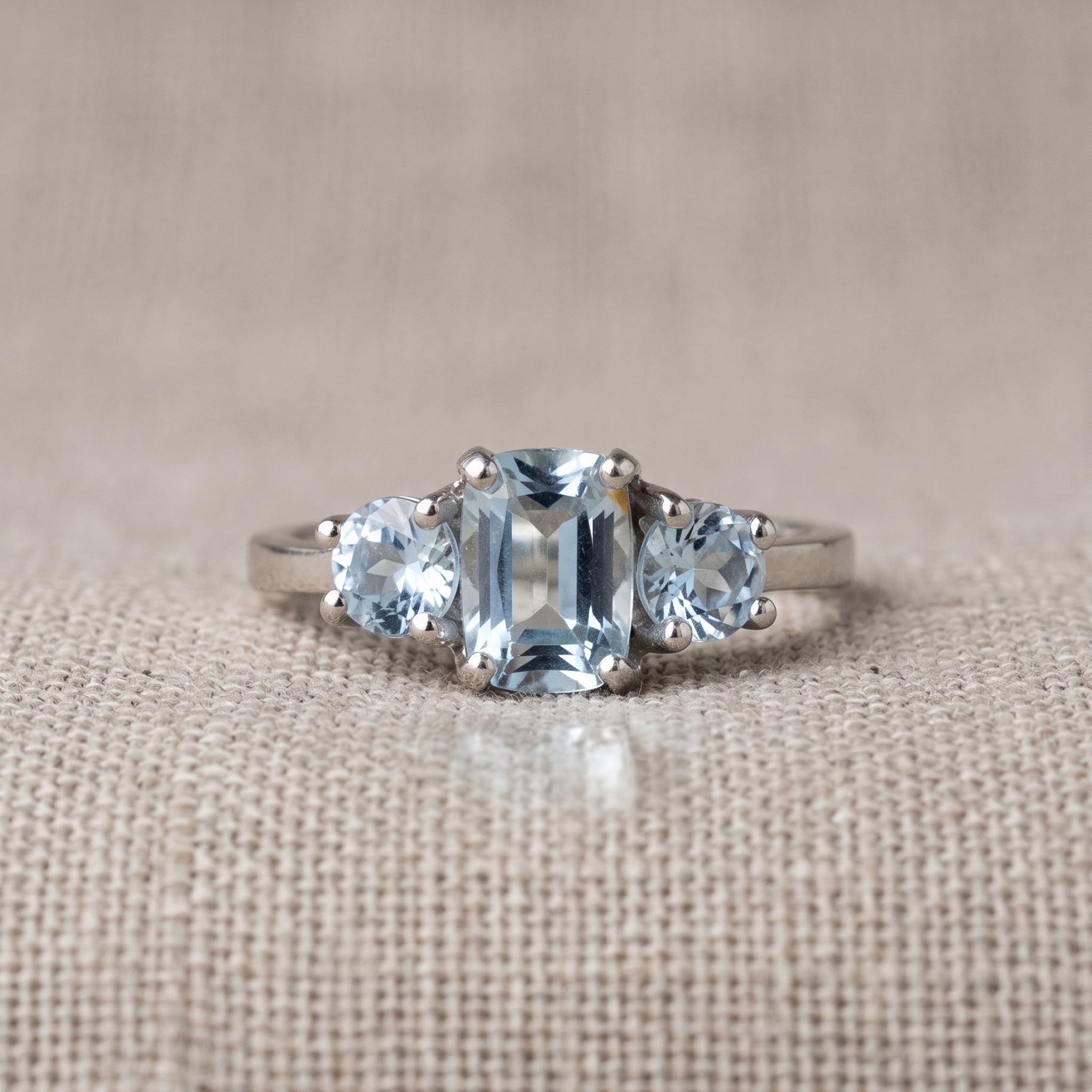 Anillo Tresillo Aguamarina