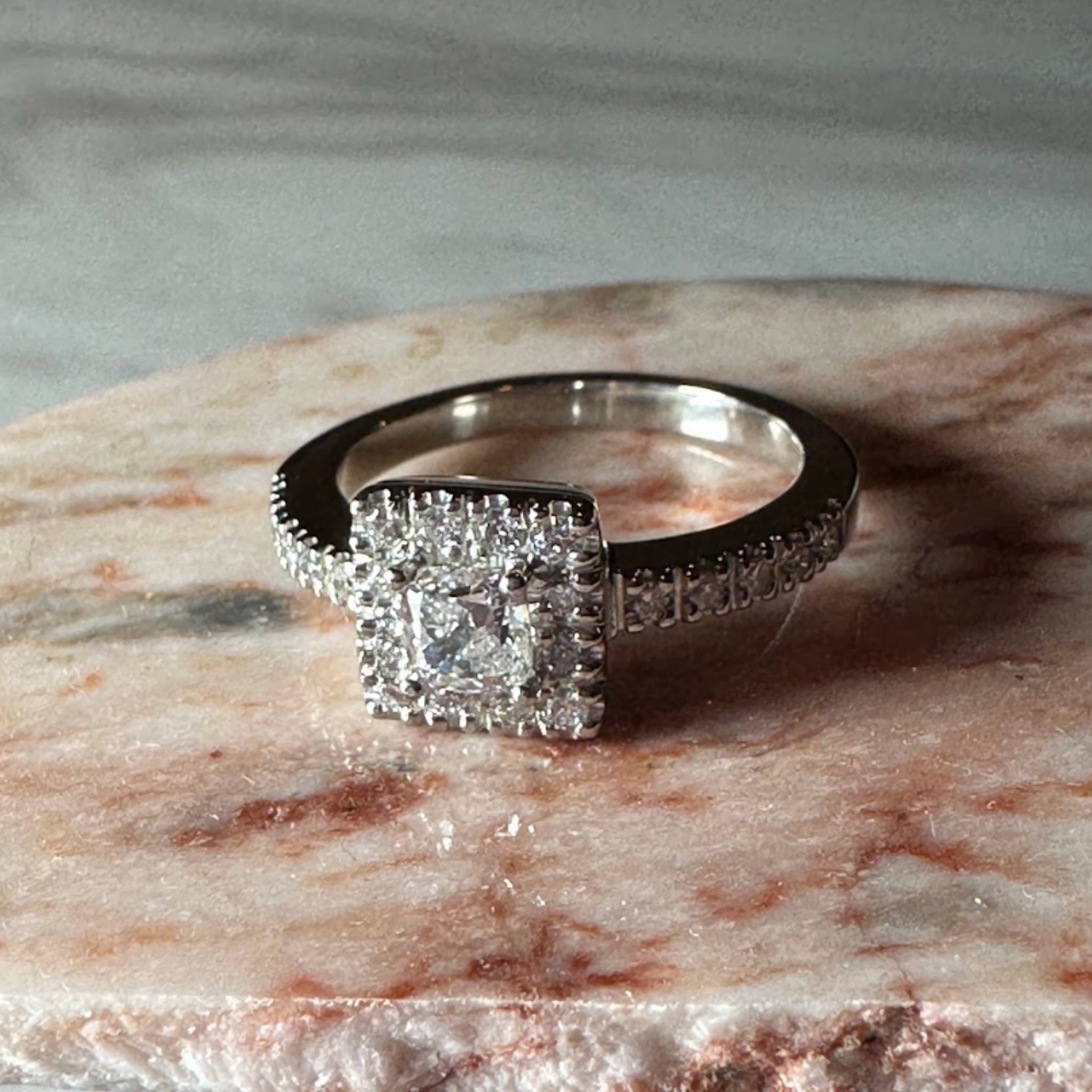 Anillo Halo Cushion Grifas