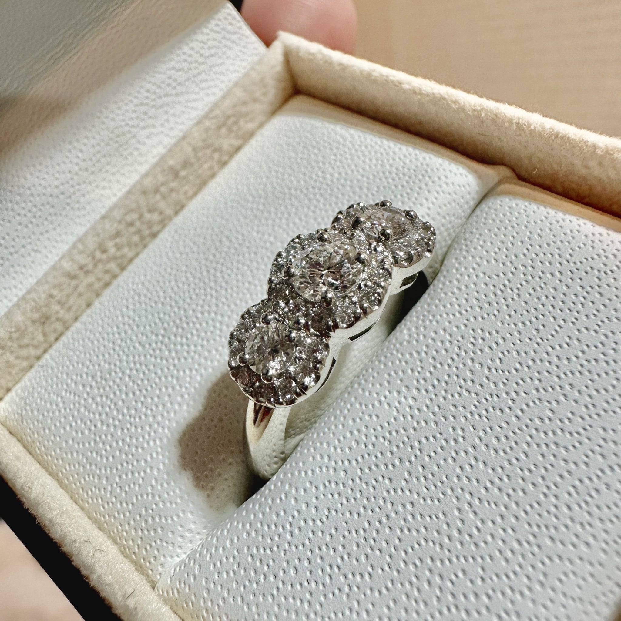 Anillo Triple Halo Grifa