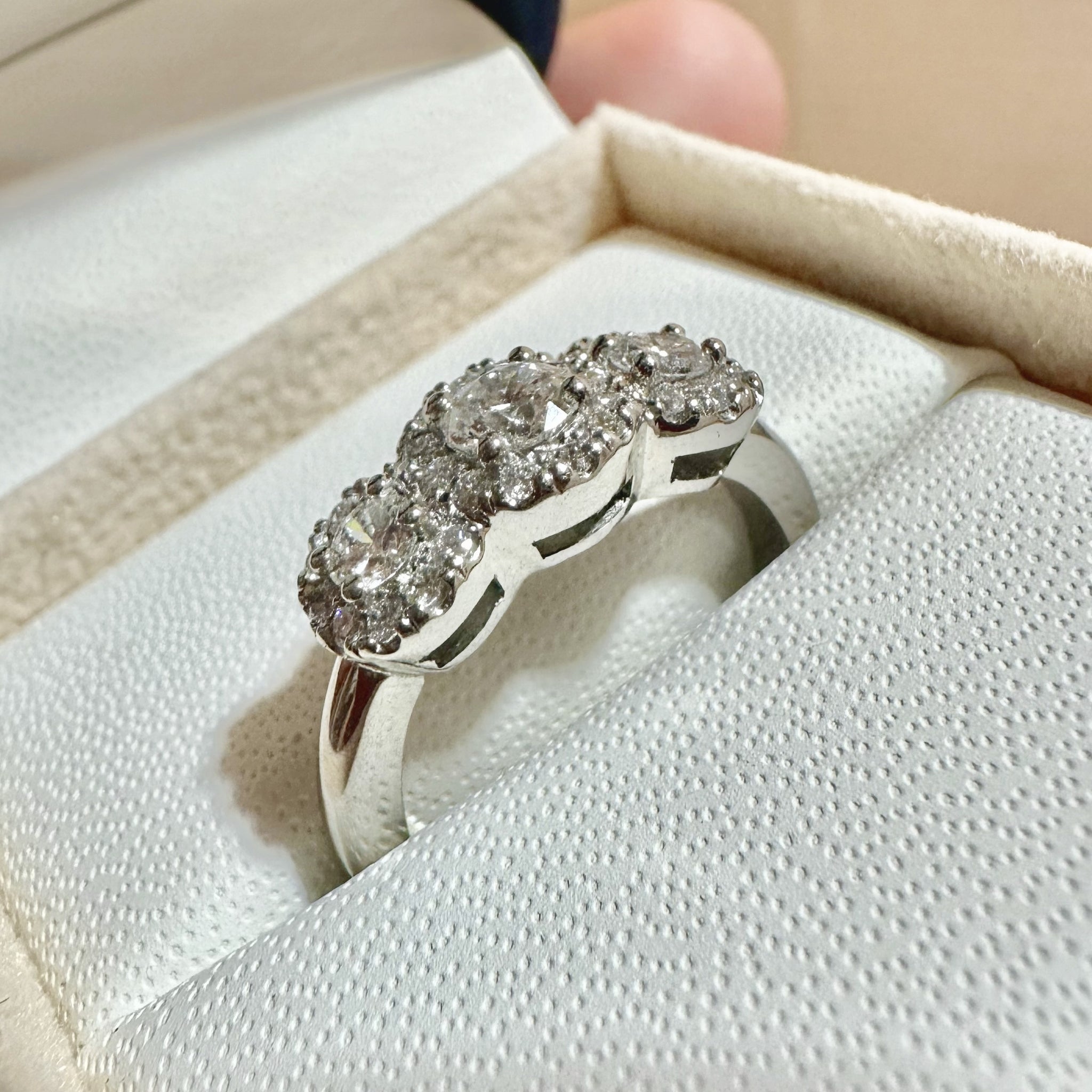 Anillo Triple Halo Grifa
