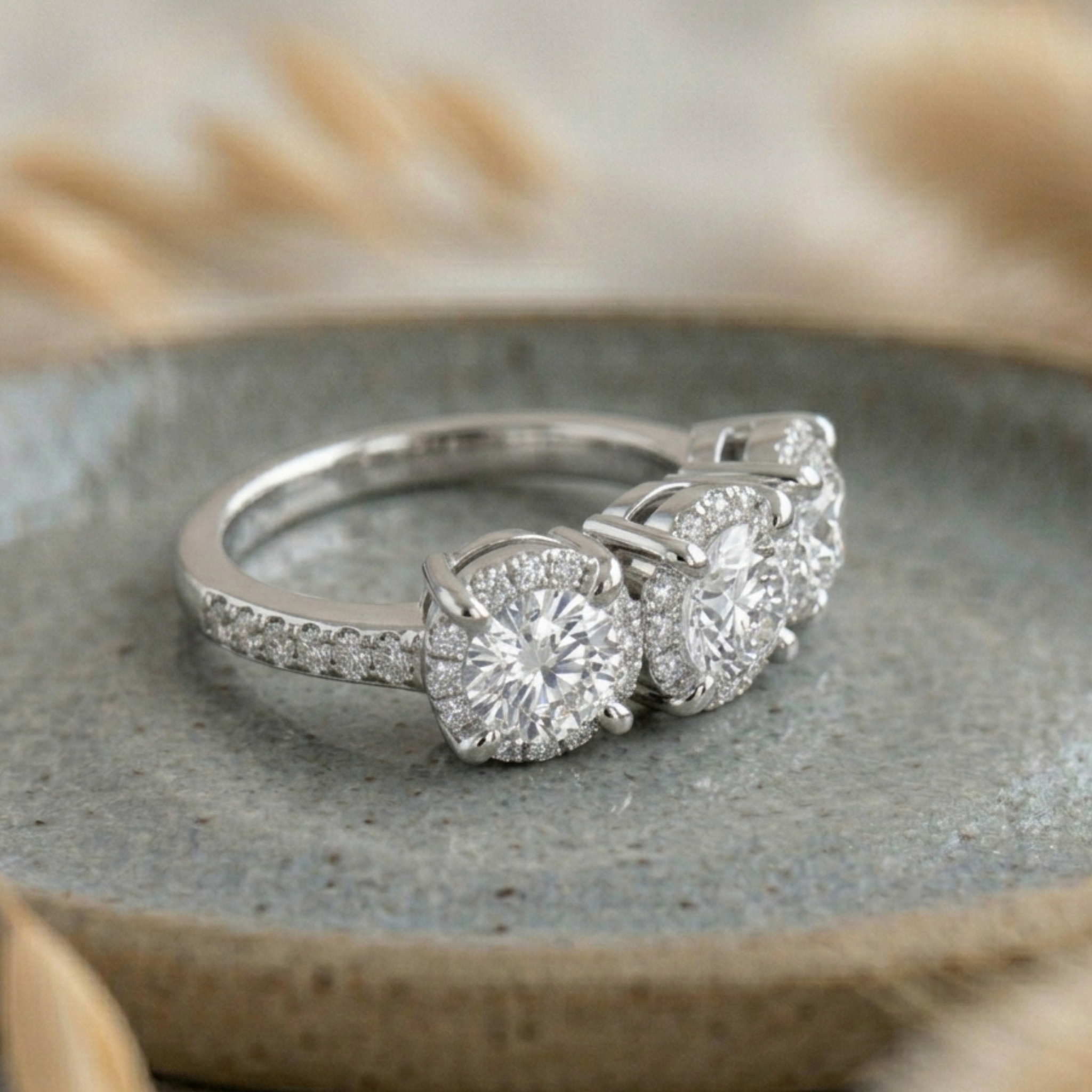 Anillo Tresillo Triple Halo Grifa