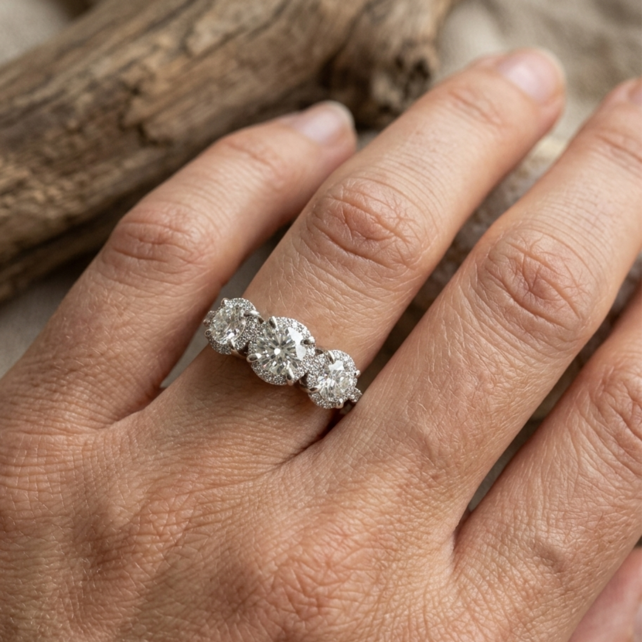 Anillo Tresillo Triple Halo Grifa