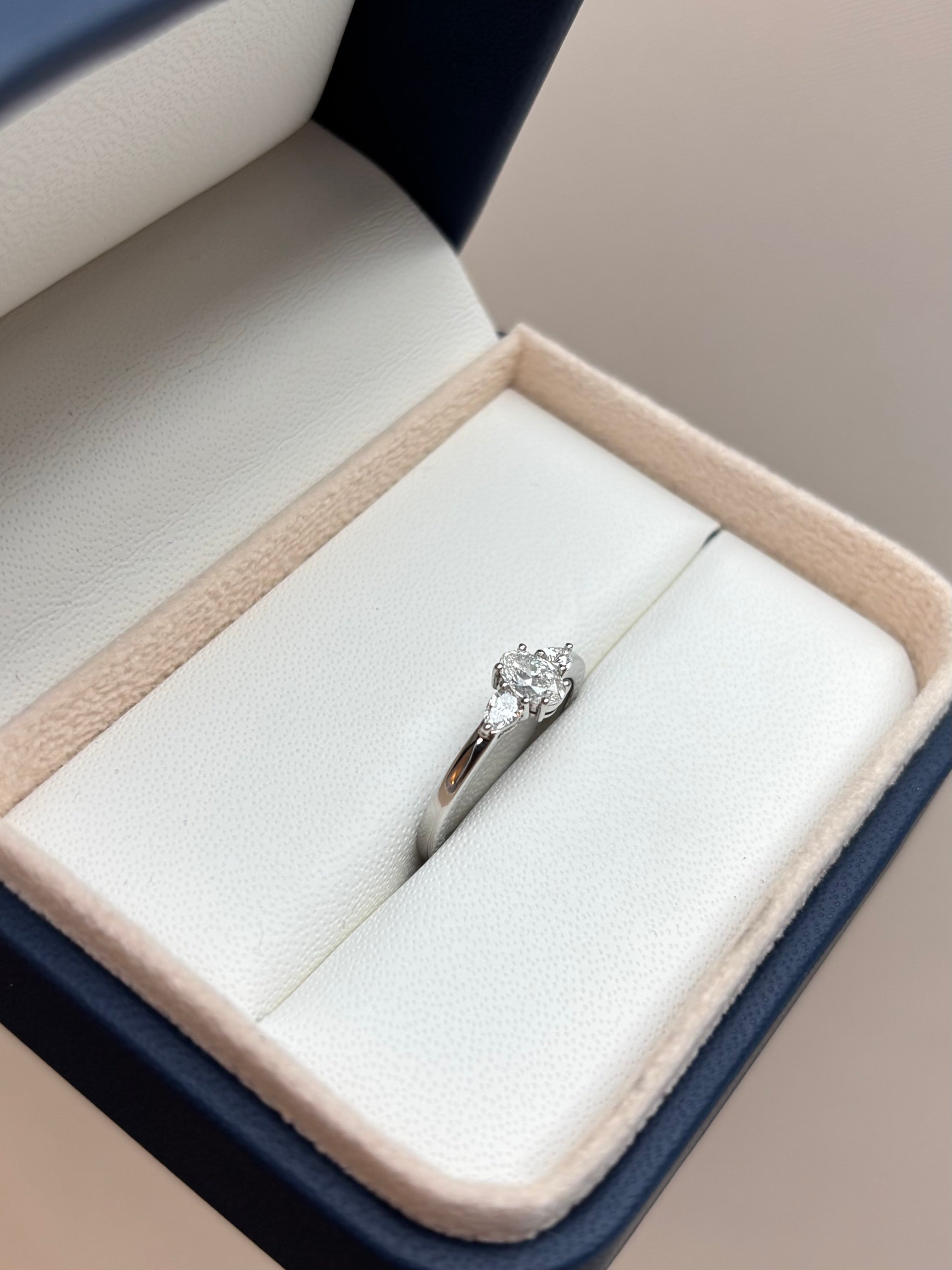 Anillo Oval Pear