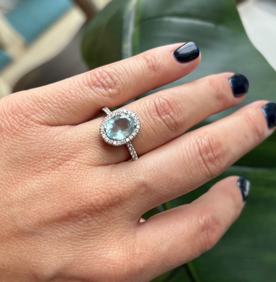 Anillo Aguamarina oval Pavé