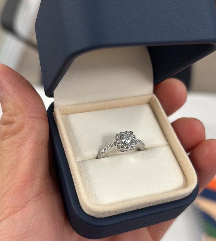 Anillo Halo Cushion