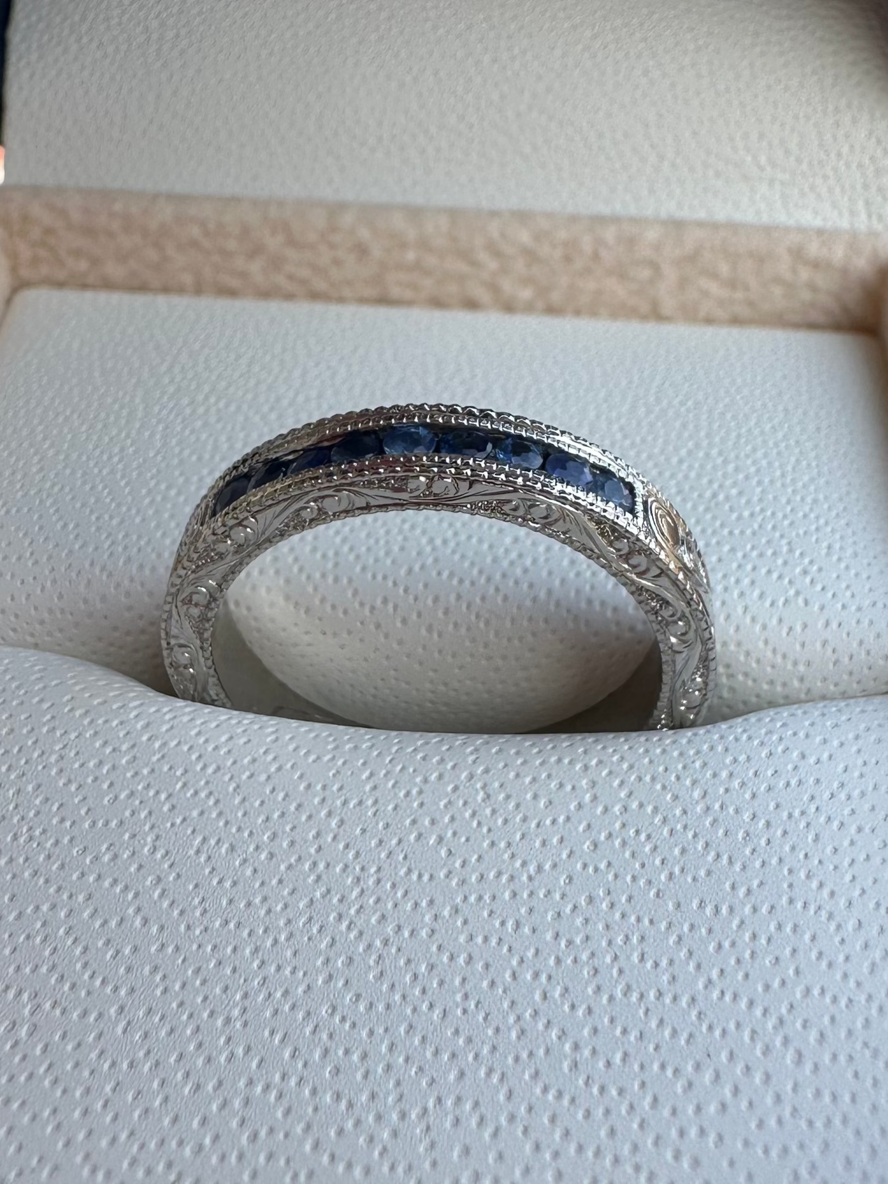 Anillo Cintillo tallado Zafiro